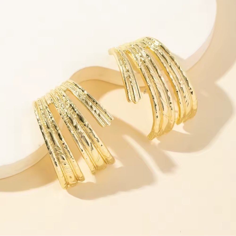 ⚜️ Elegant Gold Textured Women's Earrings